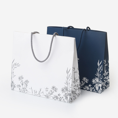 Un buen precio. Bolsa de regalo de papel de arte blanco laminado brillante con asas para comprar en línea