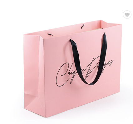 Un buen precio. Bolsas de mercancía de papel brillante reciclado para comprar regalos con logotipo personalizado en línea