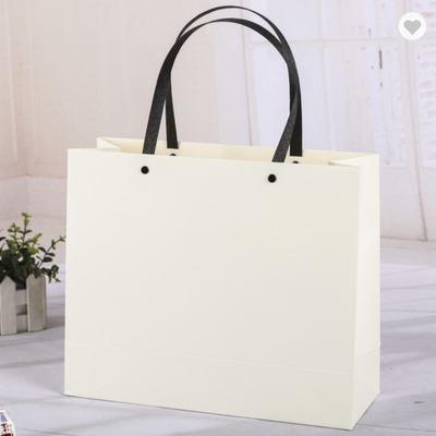 Un buen precio. Embalaje de bolsas de papel kraft de color Pantone con asas sintéticas en línea